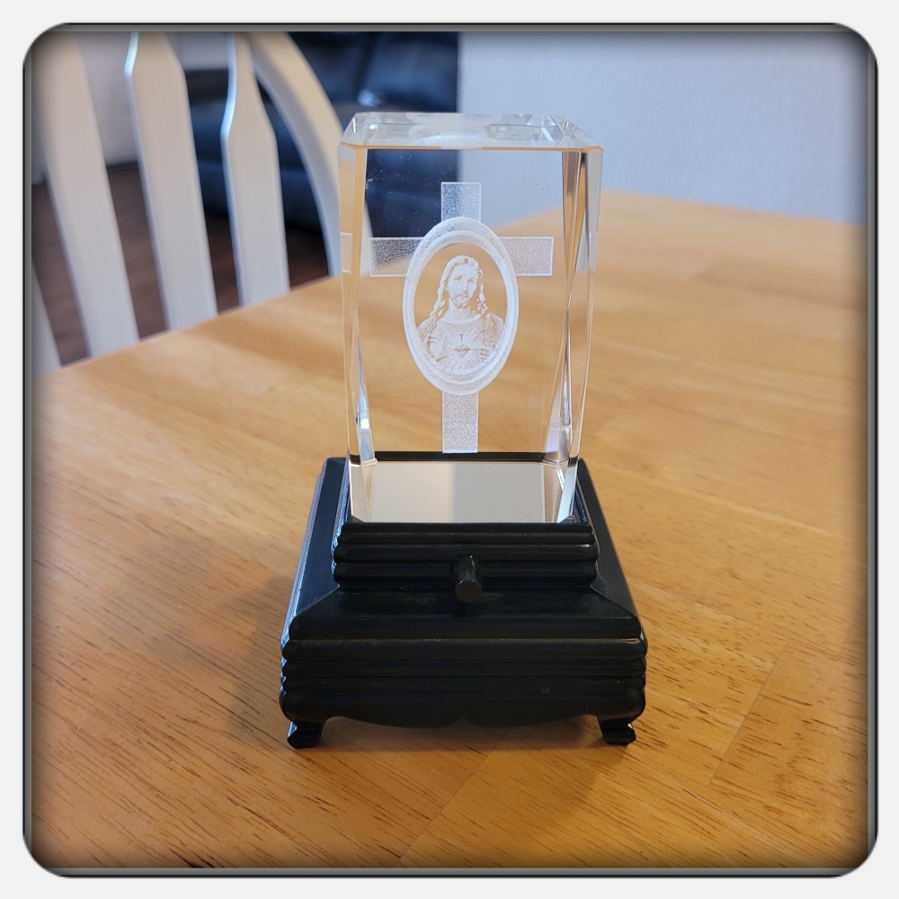 3D Laser Etched Crystal Paperweight Of Jesus And Cross